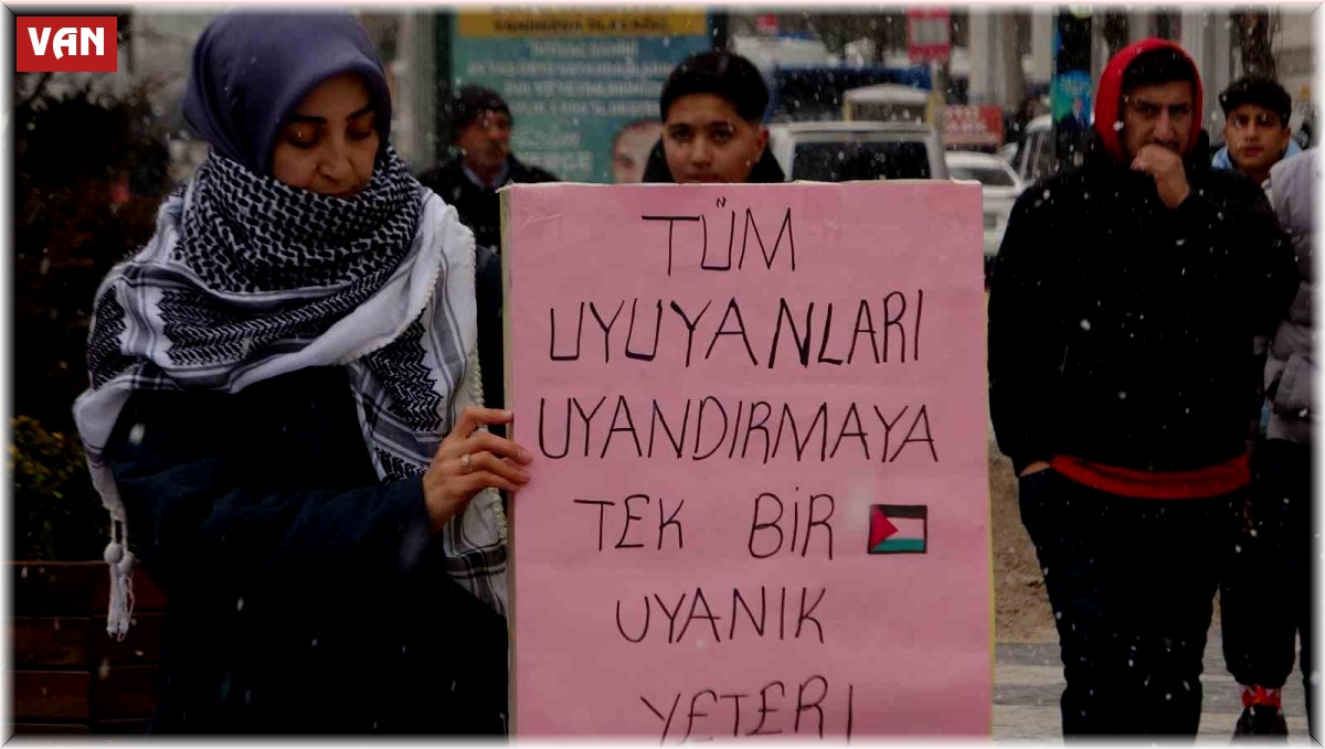 İki kardeş Gazze için her gün aynı yerde saatlerce bekliyor