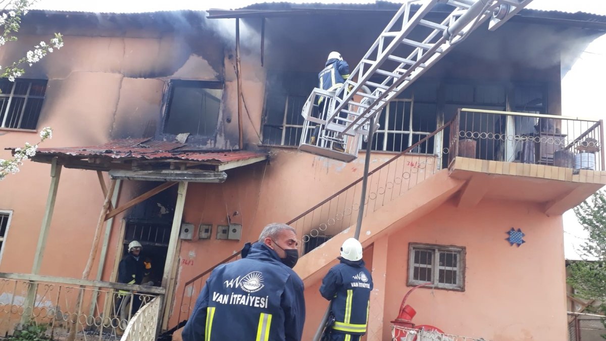 İki katlı ev alev alev yandı
