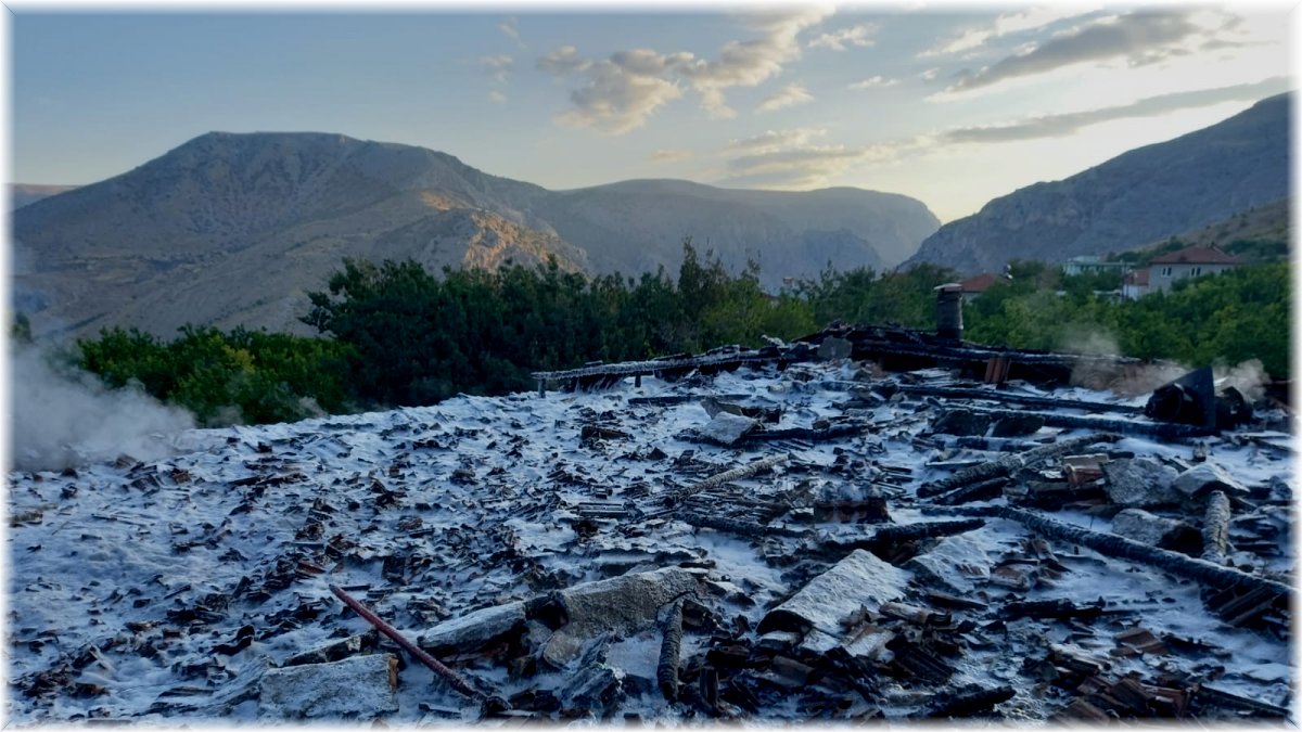 İki katlı evde çıkan yangın korkuttu