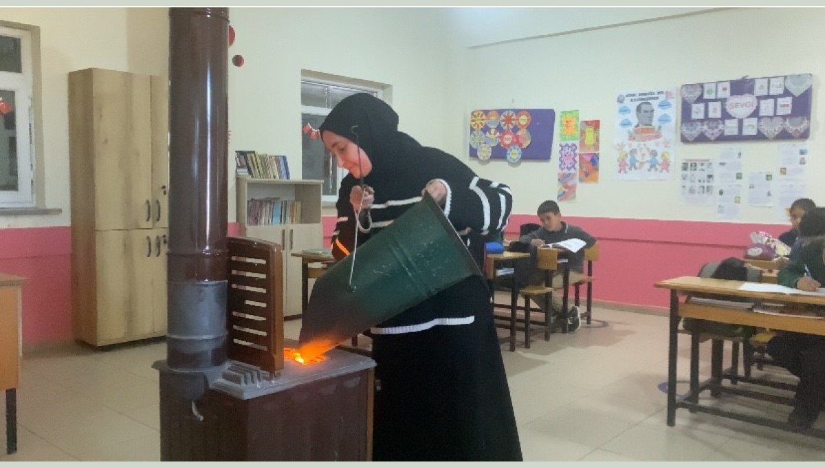 İki Öğretmen, Bir Köy Okulu: Patnos'ta Yollar Kapansa da Eğitim Durmuyor