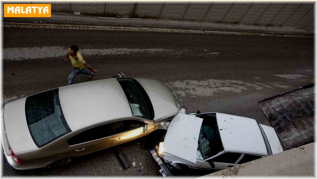 İki otomobil altgeçitte kafa kafaya çarpıştı: 3 yaralı