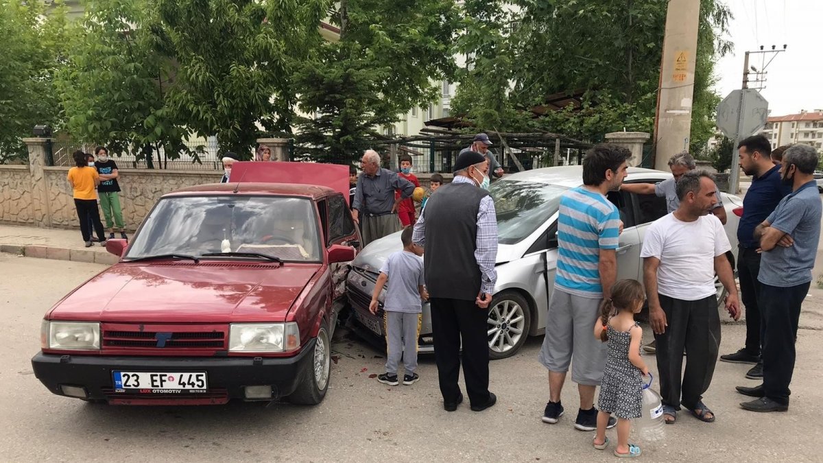 İki otomobil çarpıştı: 1 yaralı