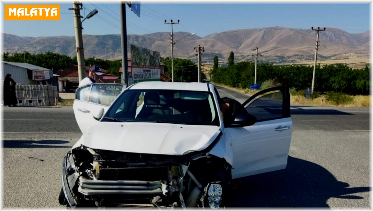 İki otomobil çarpıştı: 1 yaralı