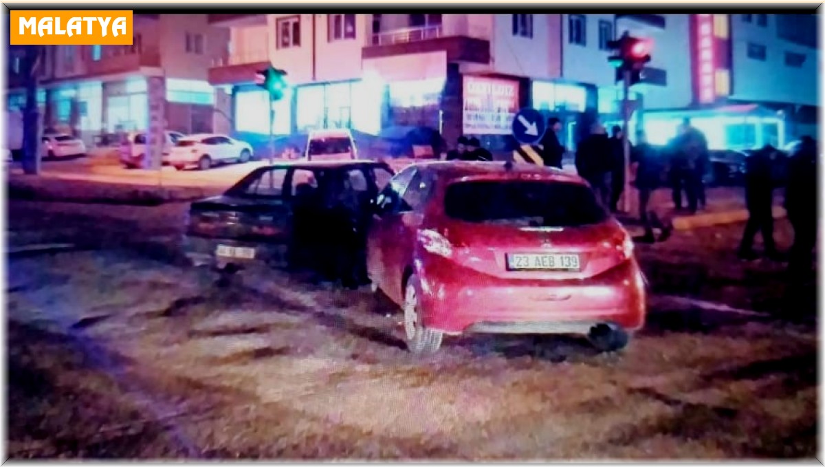 İki otomobil çarpıştı: 2 yaralı