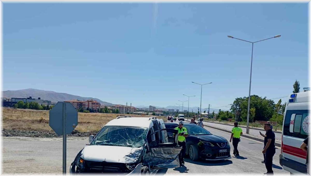 İki otomobil çarpıştı: 2 yaralı