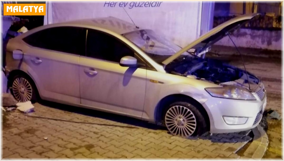 İki otomobil çarpıştı: 3 yaralı