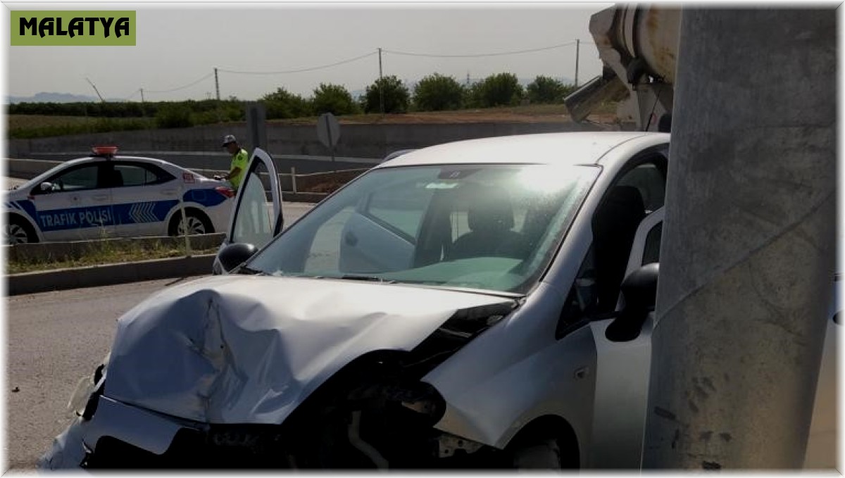 İki otomobil çarpıştı: 3 yaralı