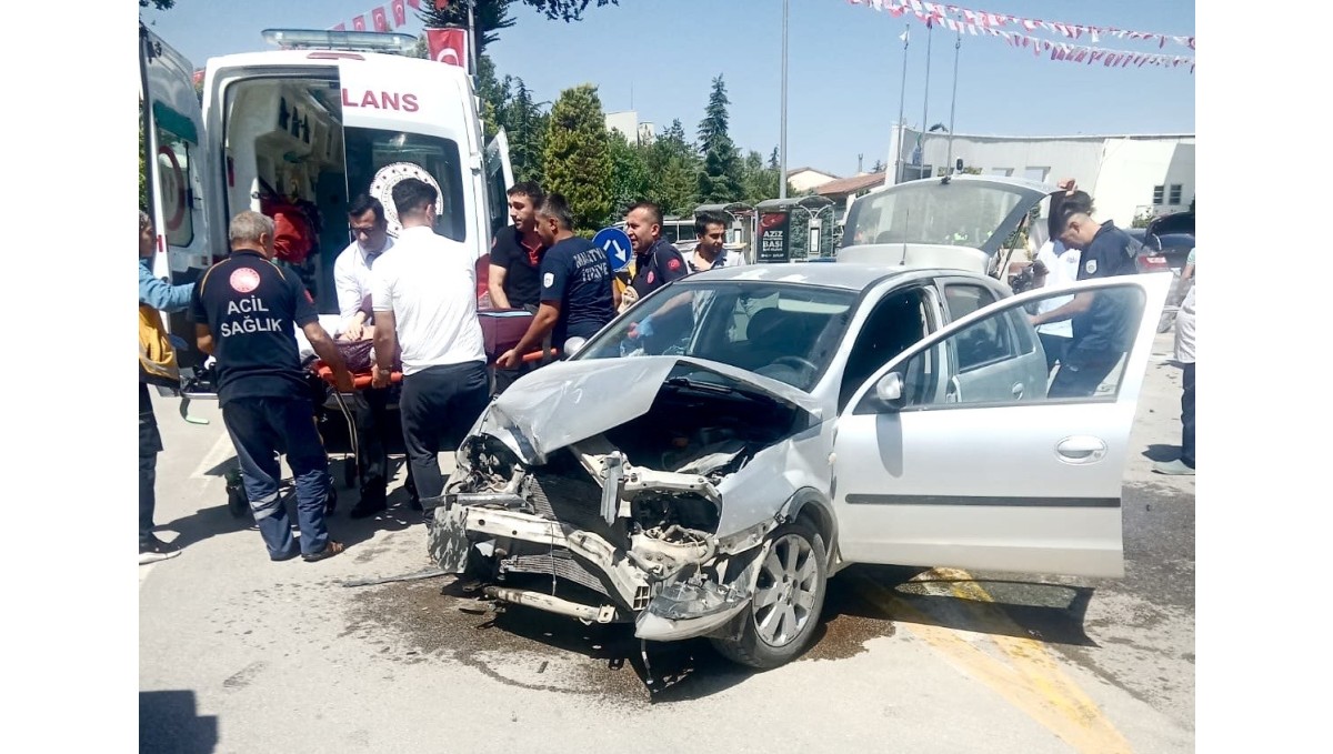 İki otomobil çarpıştı: 4 kişi yaralandı