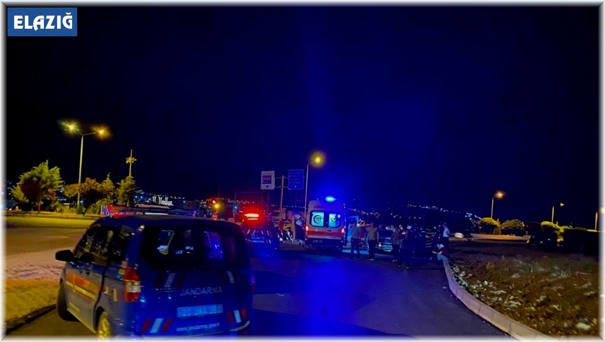 İki otomobil kafa kafaya çarpıştı: 1'i bebek 5 yaralı