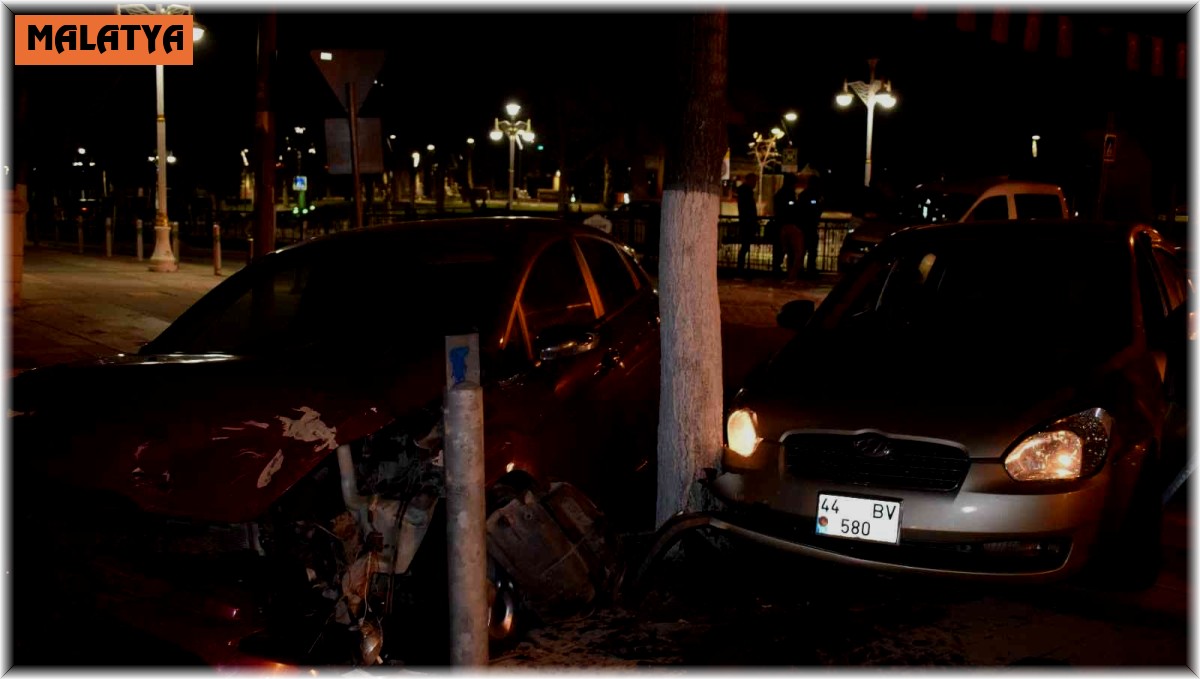 İki otomobil kavşakta çarpıştı: 2 yaralı