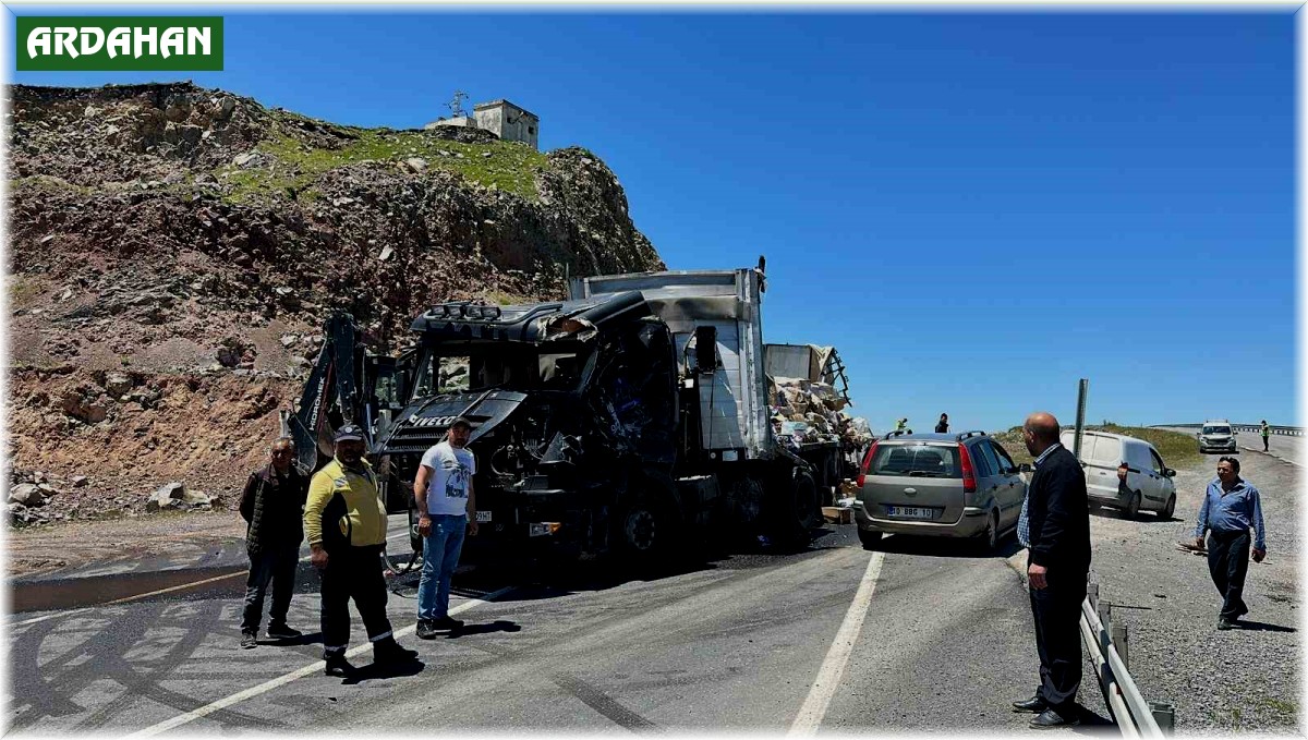 İki tır çarpıştı: 2 yaralı