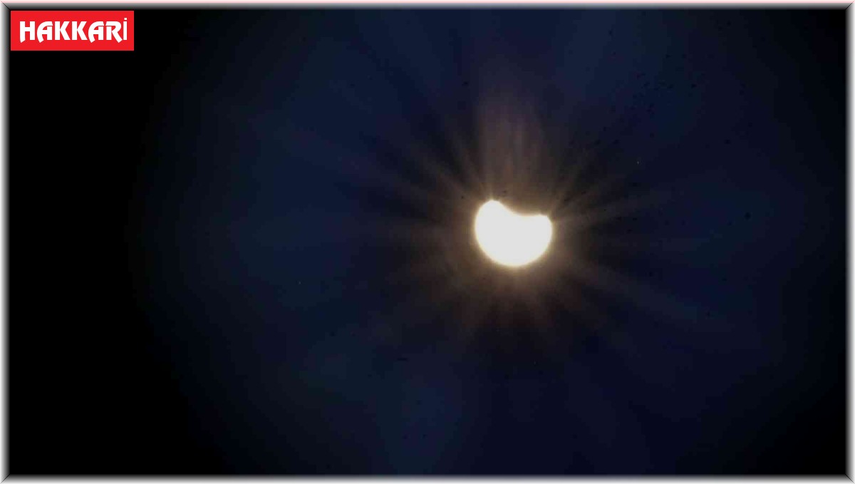 İki ülke arasında Güneş tutulmasını kayda aldı