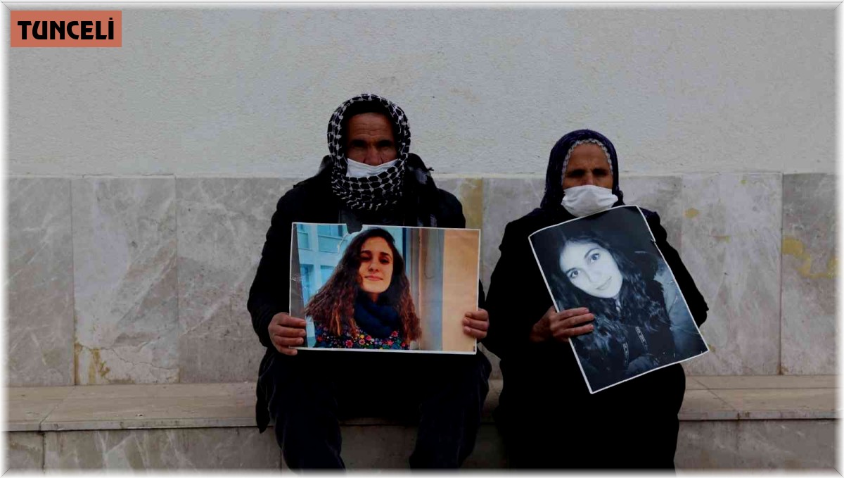 İki yıldır kayıp olan kızlarının bulunması için oturma eylemi başlattılar