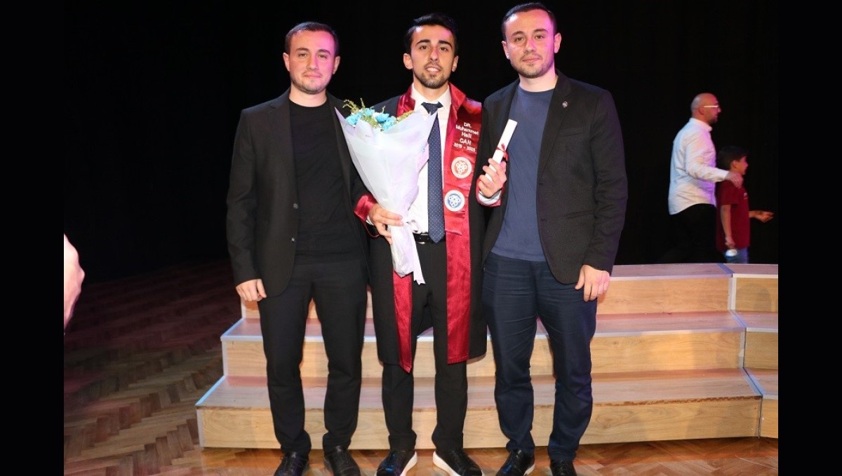 İkiz doktorların kardeşi de doktor oldu