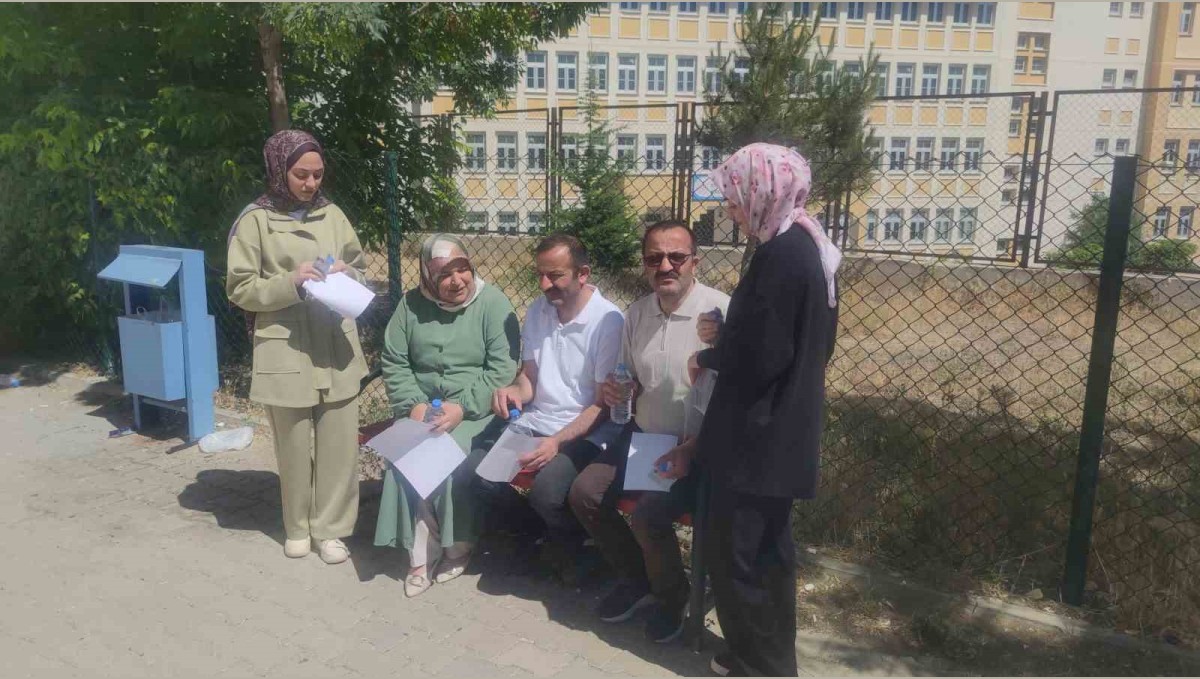 İkiz kardeşler kızlarıyla birlikte YKS'ye girdi