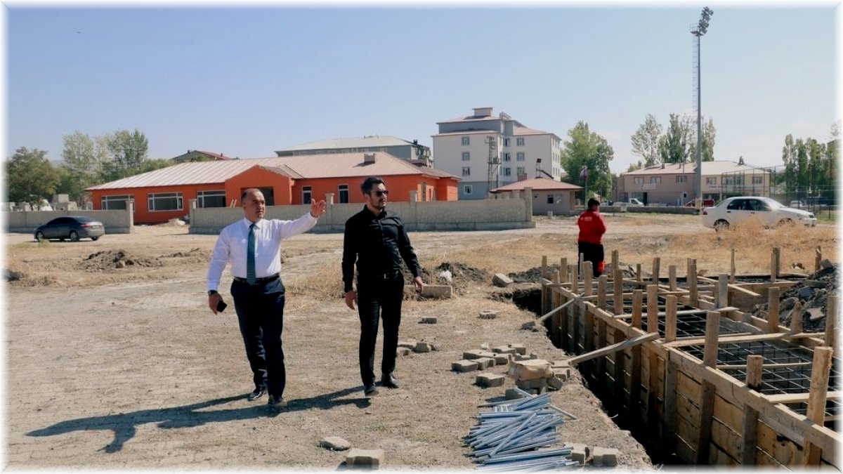 İl Müdürü Çalgan, Tutak ve Patnos’taki gençlik merkezi ve spor tesisi yatırımlarını inceledi