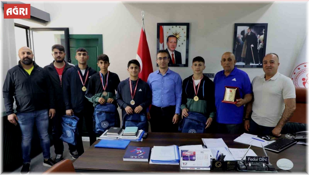 İl Müdürü Din, Ağrılı boksörleri tebrik etti