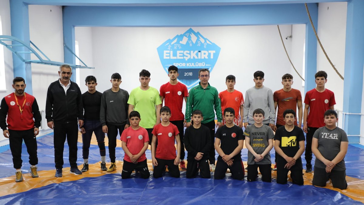 İl Müdürü Din, Eleşkirt'te Sporcularla Antrenman Yaptı