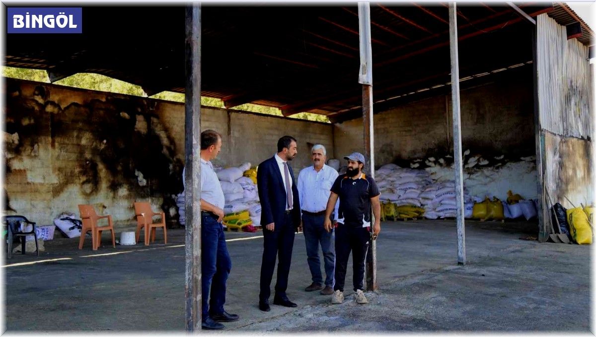 İl Tarım ve Orman Müdürü Bahadır ahırı ve samanları yanan çiftçiyle bir araya geldi