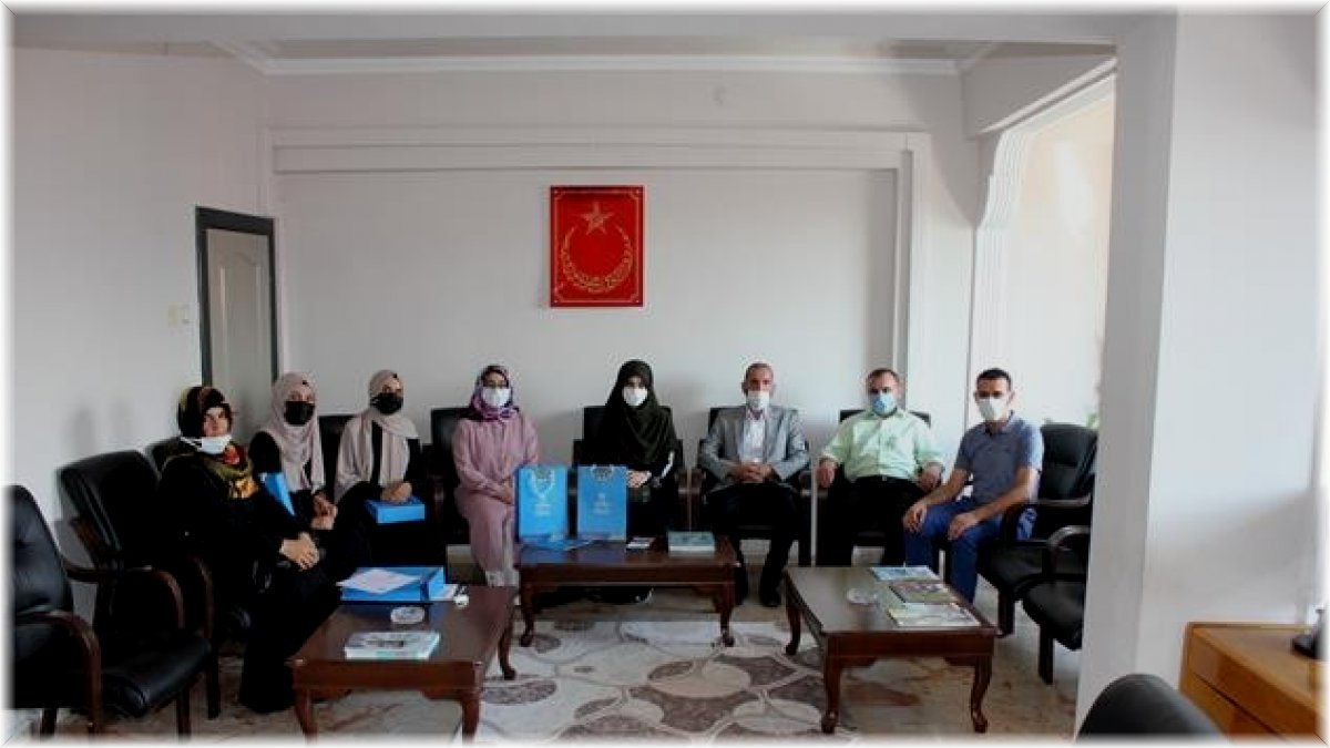 İlahiyat Fakültesi son sınıf stajyer öğrencileri katılım belgelerini aldılar