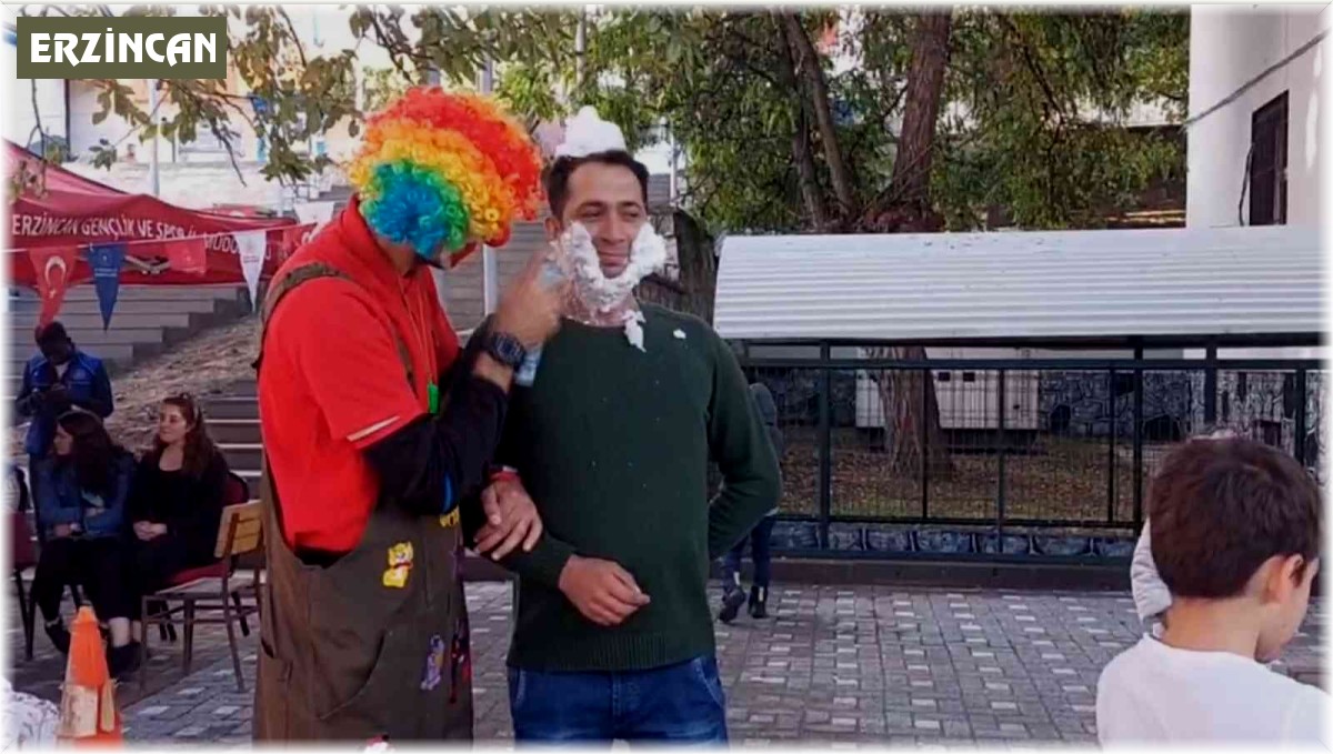 İlçe halkı ilk defa gördükleri palyaçoyla doyasıya eğlendi