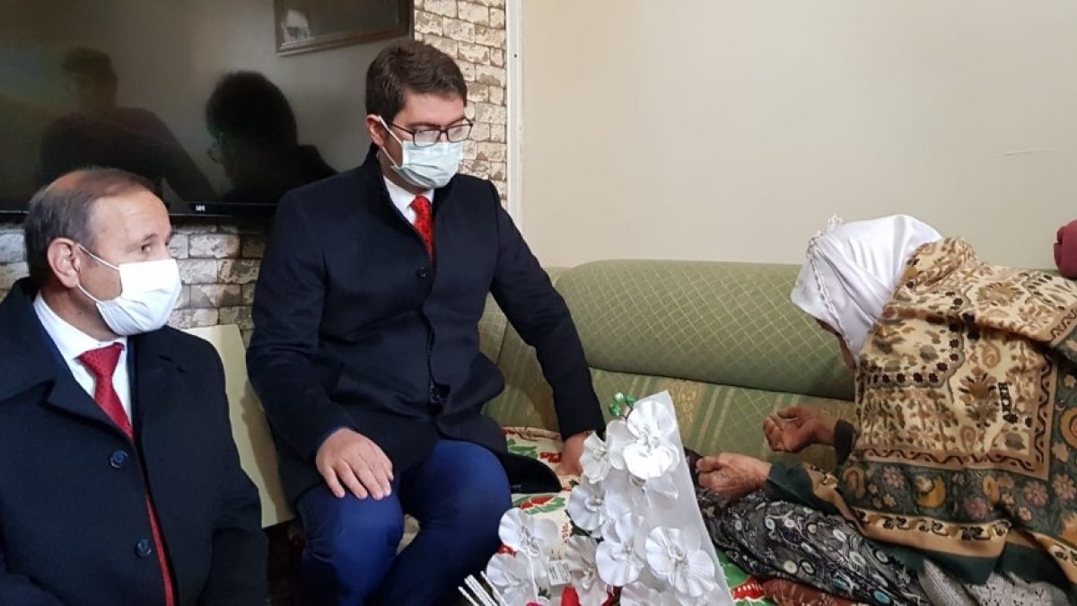 İlçe protokolünden 107 yaşındaki Dürdane nineye ziyaret