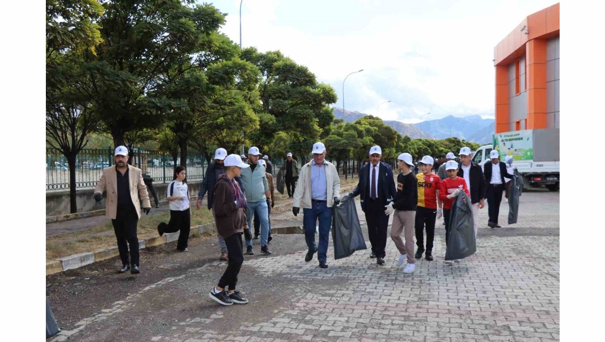 İlçede seferberlik başlattılar, çöpleri topladılar