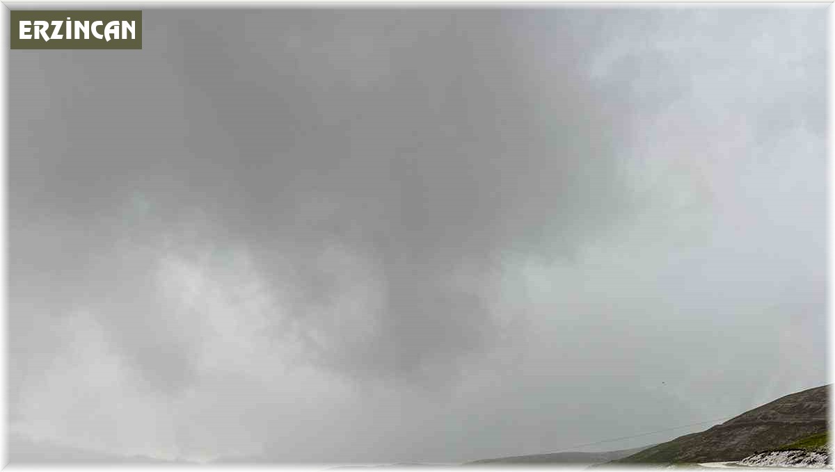 İliç'te sağanak ve dolu yağışı etkili oldu