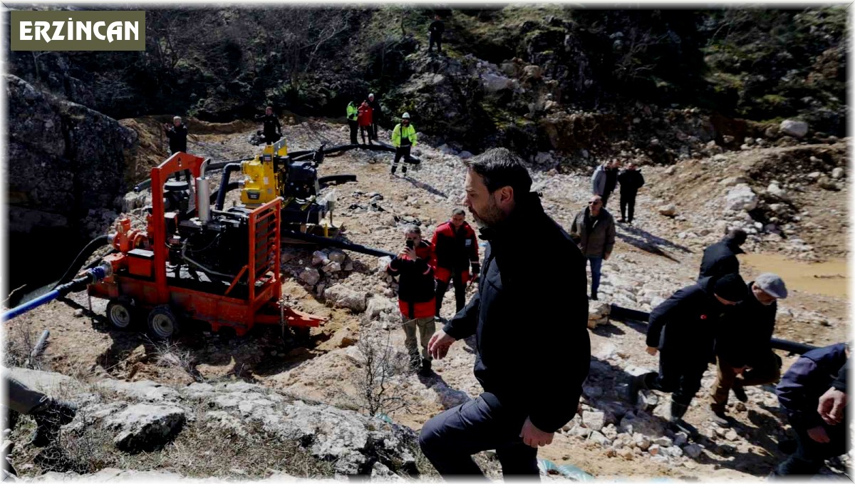 İliç'te vadiden akan suyun yığına karışmaması için tahliye işlemi devam ediyor