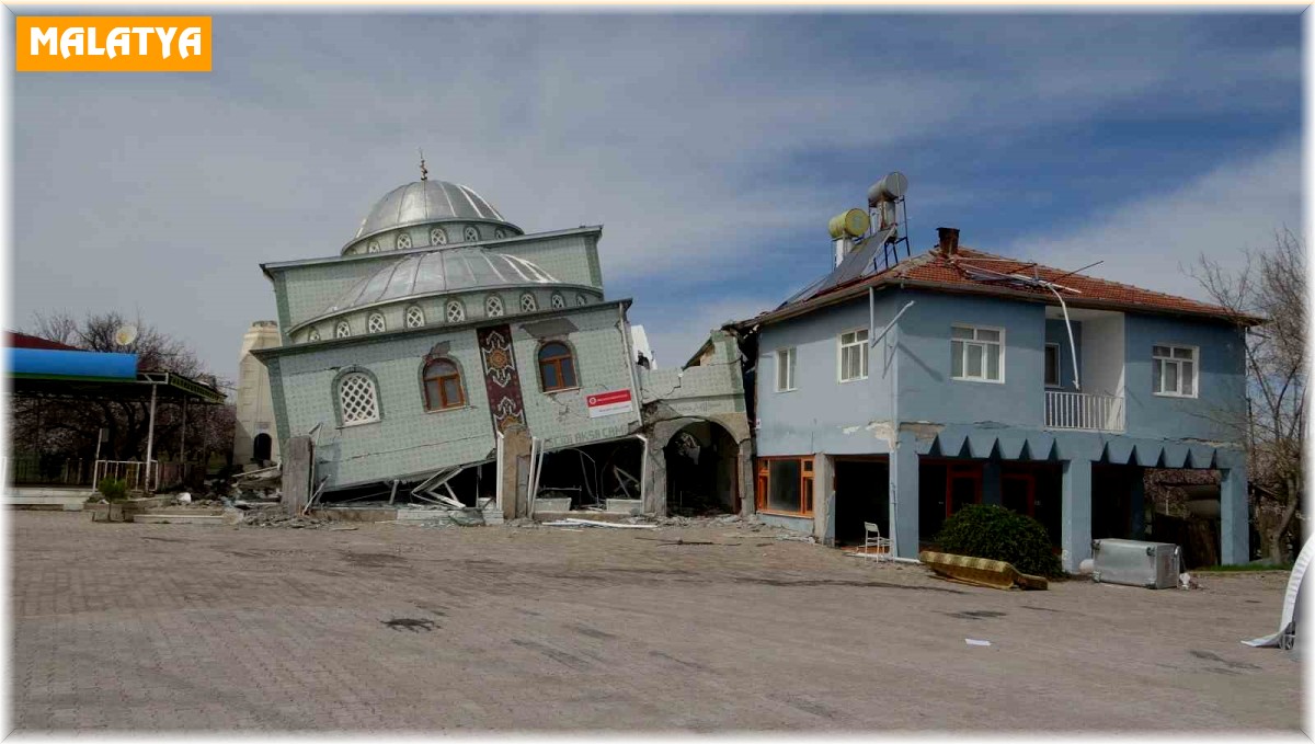 İlk depremde minaresi, ikincisinde kendisi yıkılan cami yan yattı