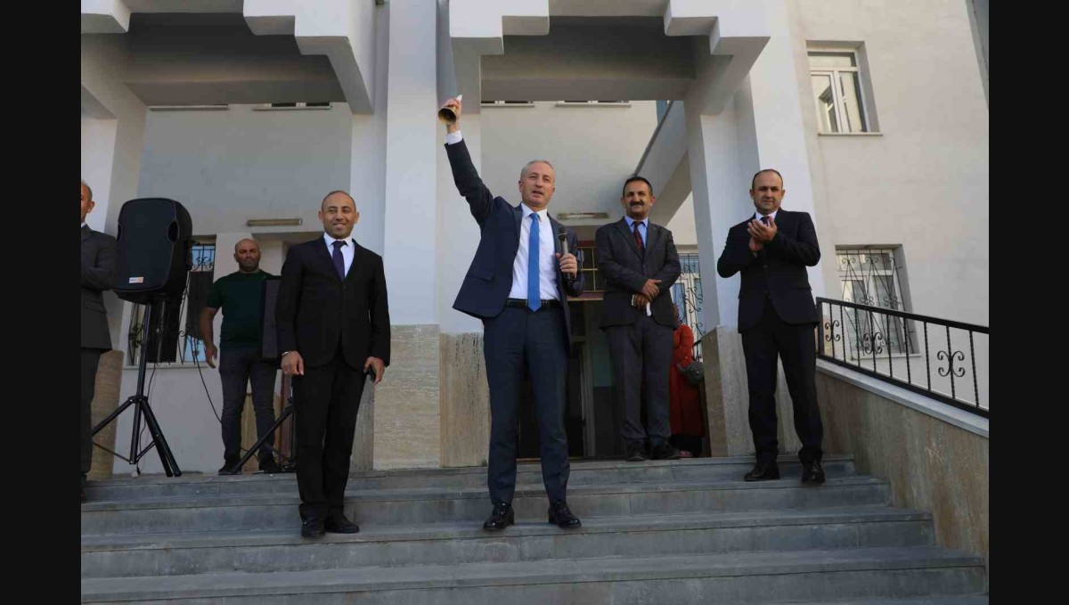 İlk ders zilini Hasan Kökrek çaldı: Ağrı'da yeni eğitim yılı başladı