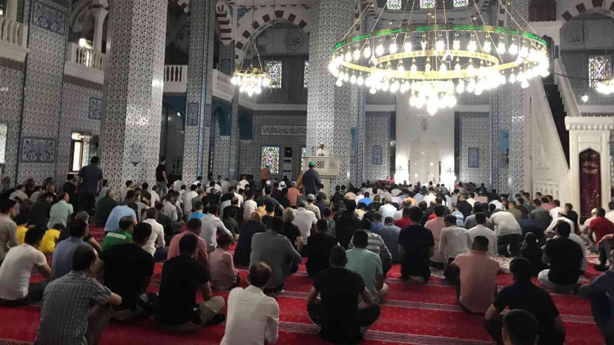 İlk Kurban Bayramı namazı Iğdır'da kılındı