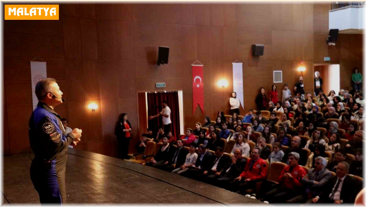 İlk Türk astronot Alper Gezeravcı öğrencilerle buluştu
