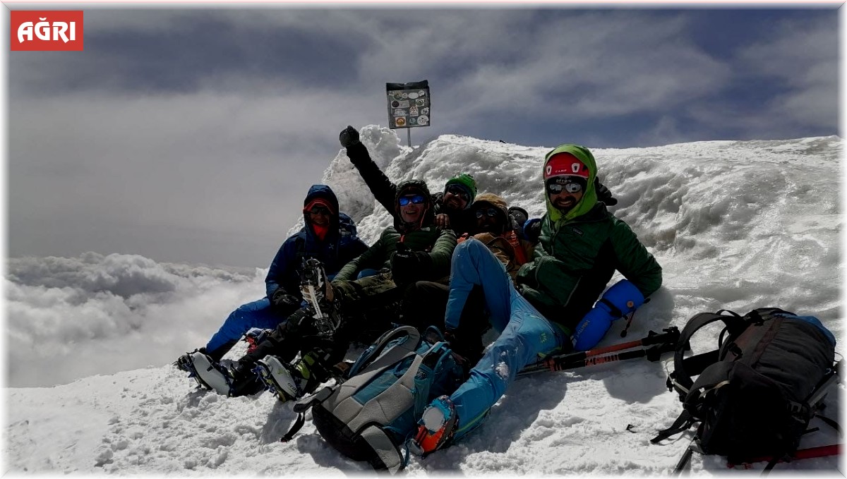 İlkbaharda Ağrı Dağı zirvesinde kayak keyfi