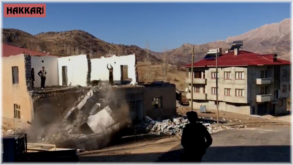 İlkel yöntemlerle tehlikeli ev yıkımı