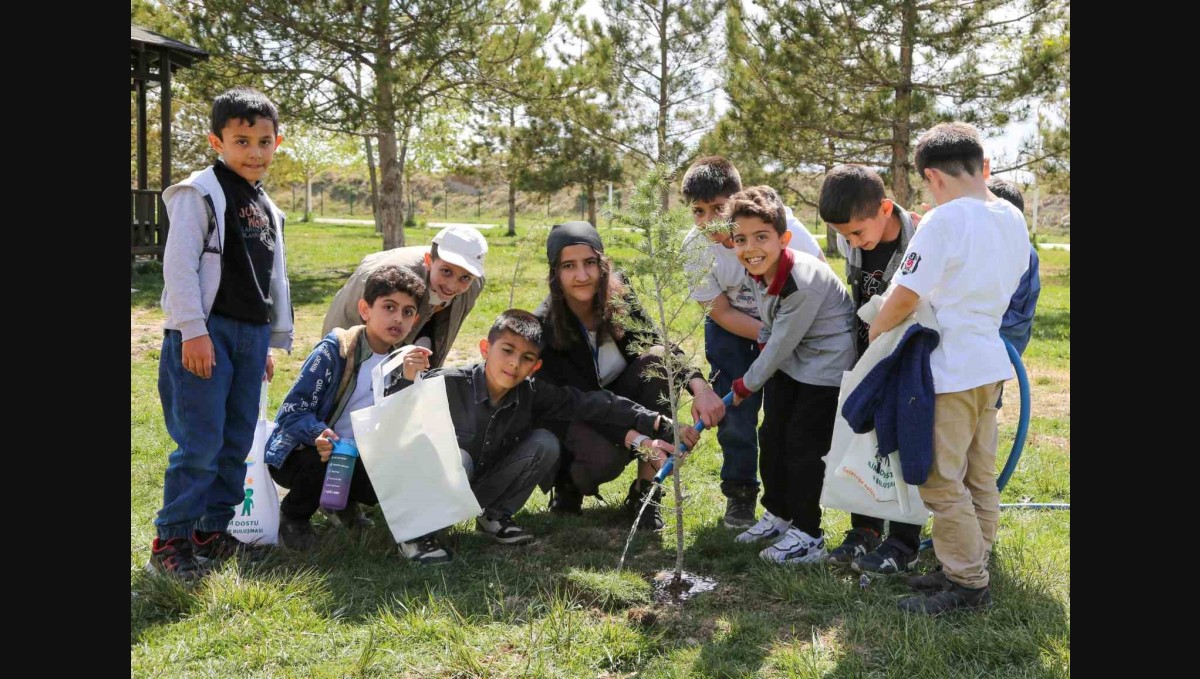 İlkokul öğrencileri iklim değişikliğine dikkat çekmek için fidan dikti