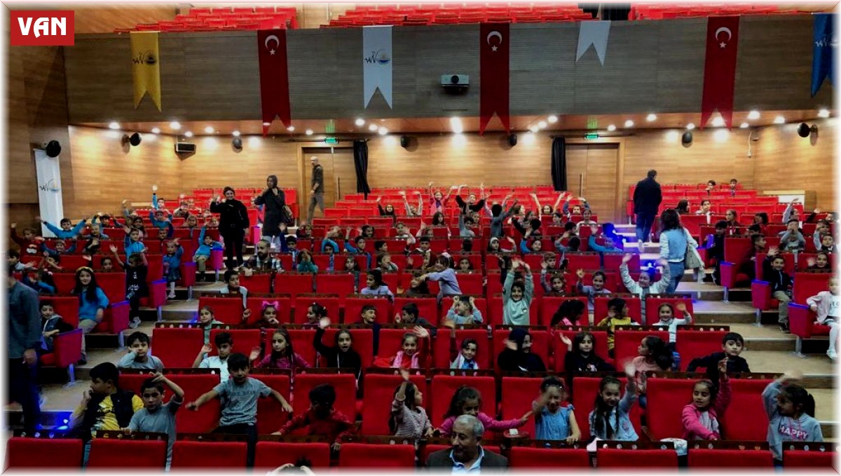 İlkokul öğrencileri tiyatro ile buluşmaya devam ediyor