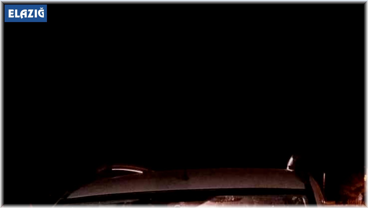 İneğe çarpan hafif ticari araç hurdaya döndü