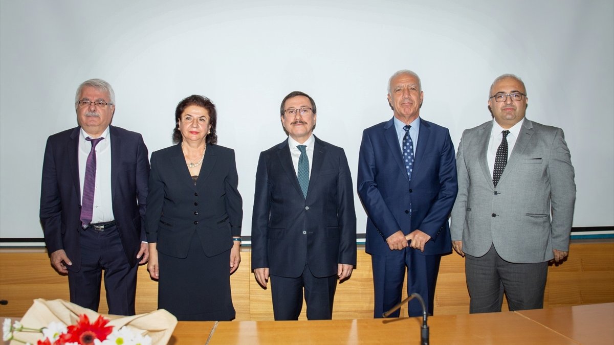 İnönü Üniversitesi Tıp Fakültesinden emekli olan profesörlere plaket