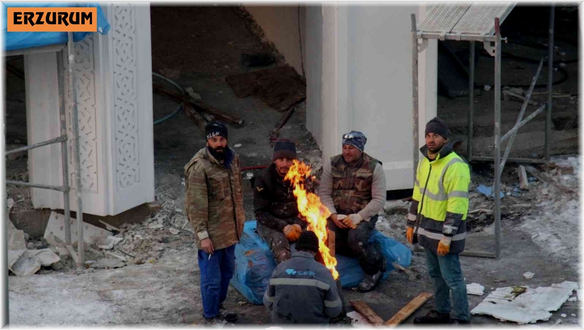 İnşaat işçilerinin soğukla mücadelesi