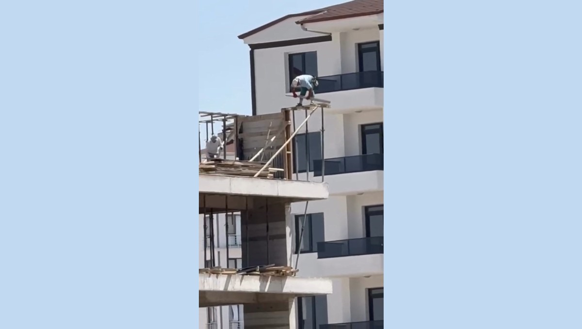 İnşaat işçilerinin tehlikeli çalışması kameraya yansıdı