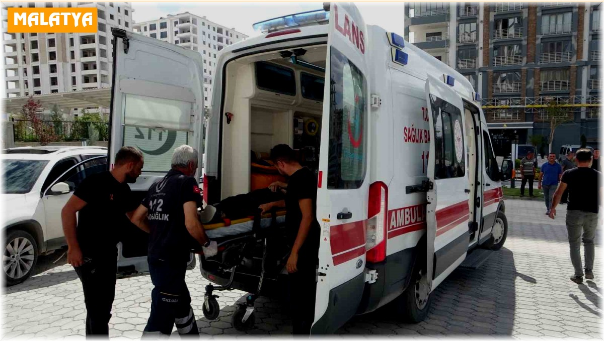 İnşaat iskelesi çöktü, 2 işçi yaralandı