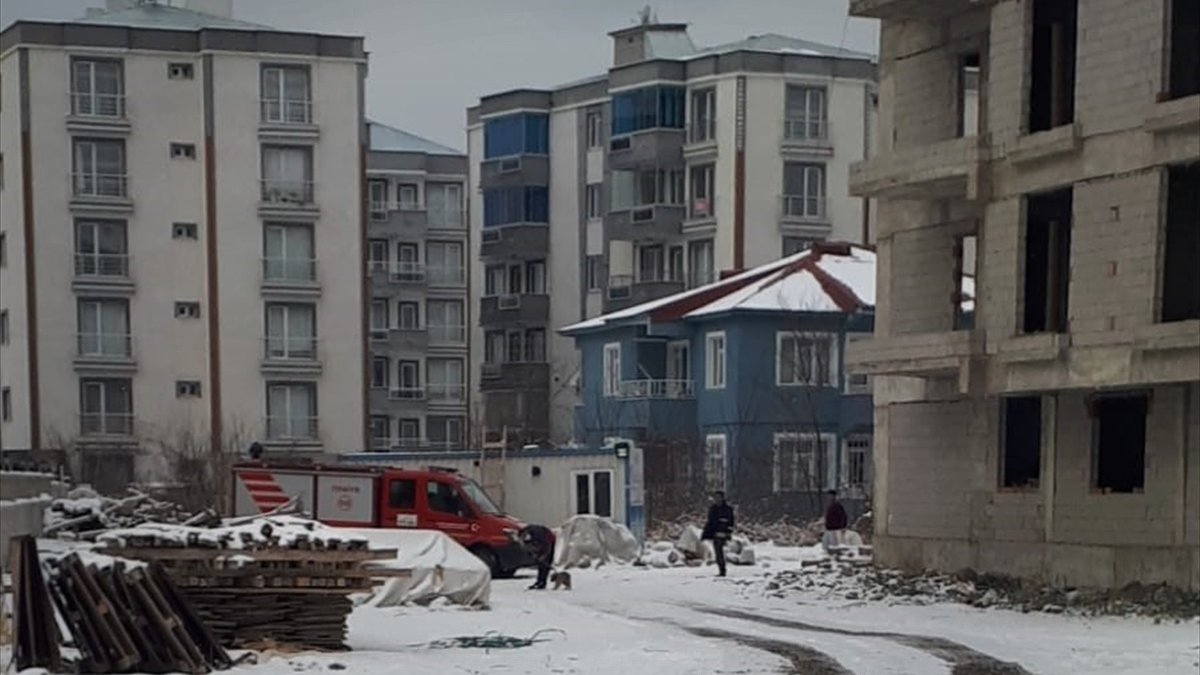 İnşaata mahsur kalan yavru köpeği itfaiye kurtardı