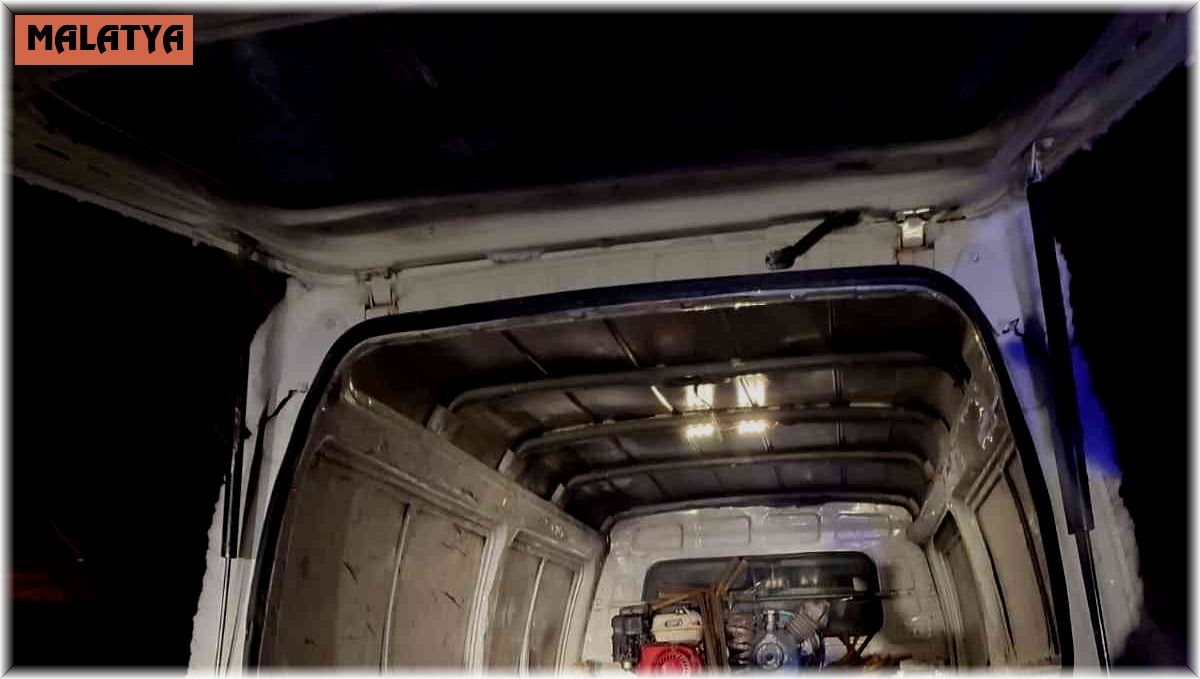 İnşaattan demir çalan hırsızların aracı kara saplandı