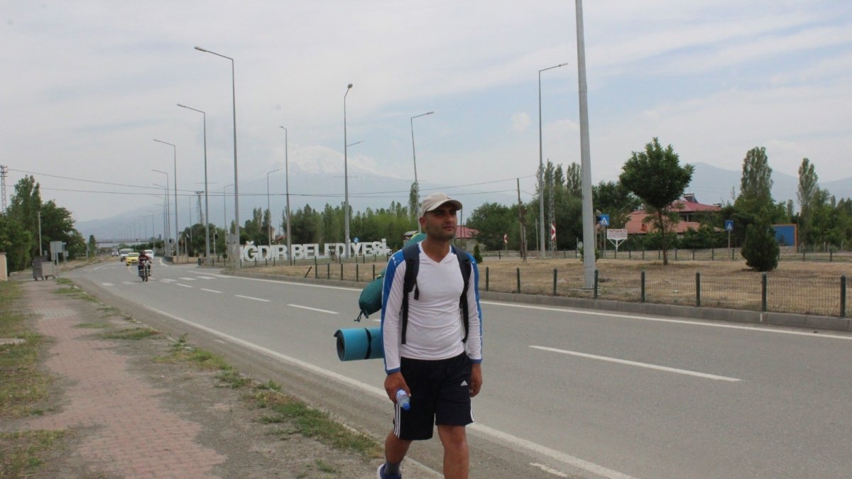 İnsan ve hayvan haklarına dikkat çekmek için 2 bin kilometre yol yürüyecek