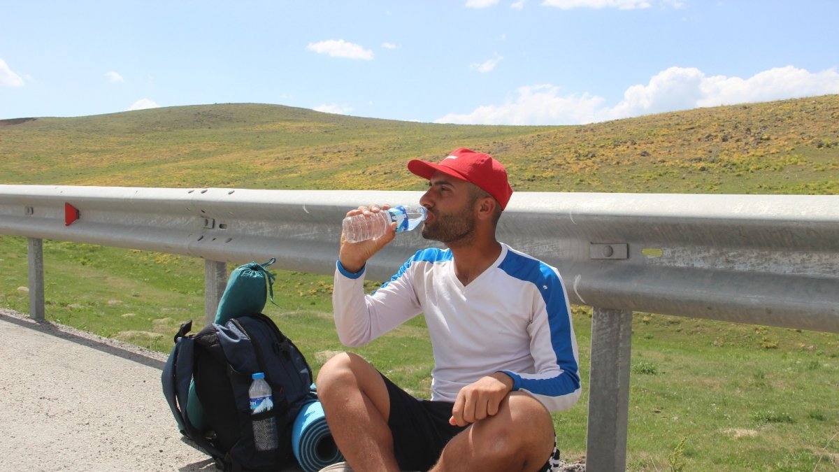 İnsan ve hayvan haklarına dikkat çekmek için 3 ay boyunca 2 bin kilometre yol yürüyecek