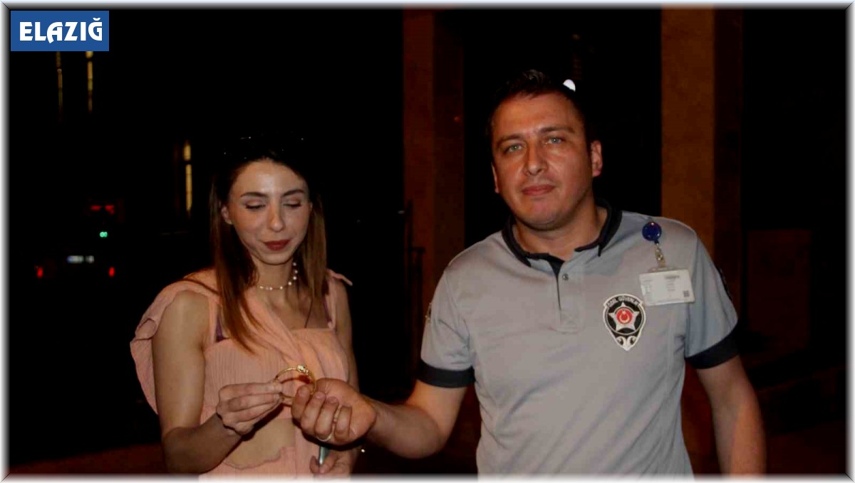 İnsanlık ölmemiş dedirten davranış: Yerde bulduğu bileziği sahibine teslim etti