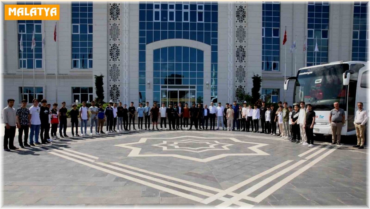 İpek Yolu Gençlik Merkezi'ne teknolojik gezi