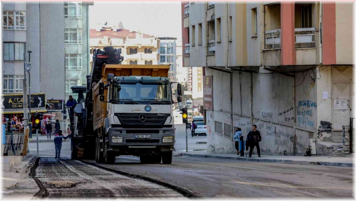 İpekyolu Belediyesi hatalı asfaltı söktürdü