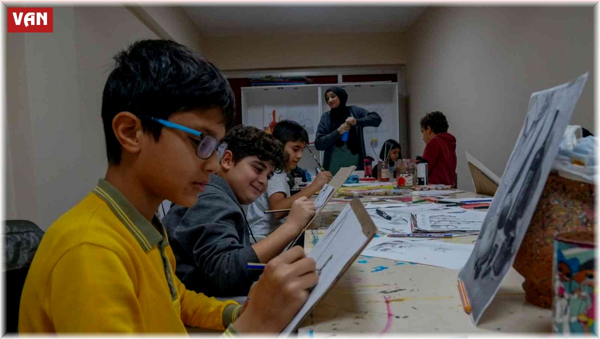 İpekyolu Belediyesi'nin açtığı değişik kurslarda 7-18 yaş arasındaki bireyler meslek öğrenecek